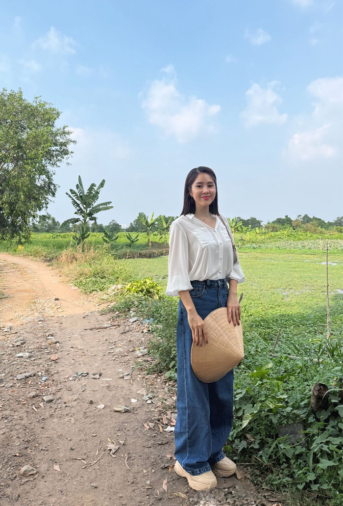 Diễn viên Lê Phương chia sẻ hình ảnh, kèm dòng chú thích: 'Con đường xưa em đi'.