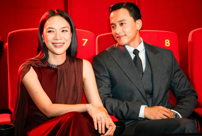 Mỹ Tâm và Mai Tài Phến vui vẻ chụp ảnh trong showcase ra mắt phim điện ảnh. Ảnh: FBNV