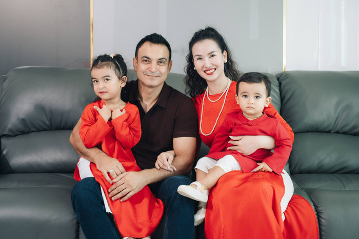 Khoảnh khắc hạnh phúc của gia đình Võ Hạ Trâm. Ảnh: FBNV
