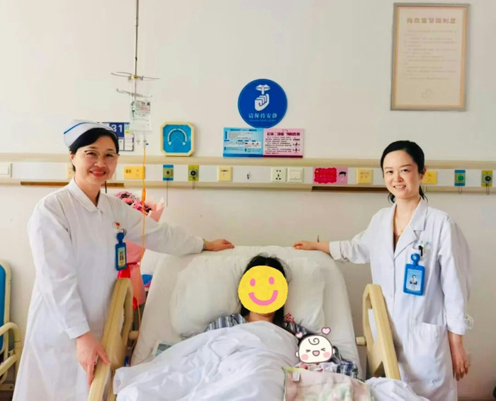 Cặp song sinh dính liền được 'tách rời', 28 năm sau phép màu xảy ra ai cũng xúc đông Ảnh 1