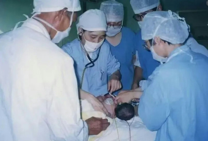 Cặp song sinh dính liền được 'tách rời', 28 năm sau phép màu xảy ra ai cũng xúc đông Ảnh 3