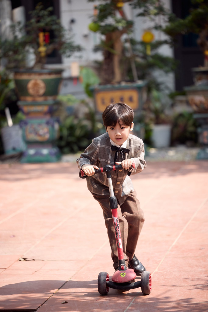 Hòa Minzy chia sẻ loạt khoảnh khắc của con trai trên trang cá nhân.&nbsp;