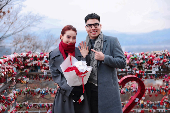 Nữ MC xúc động khi bất ngờ được Đức Huy cầu hôn ở Hàn Quốc. Ảnh: FBNV