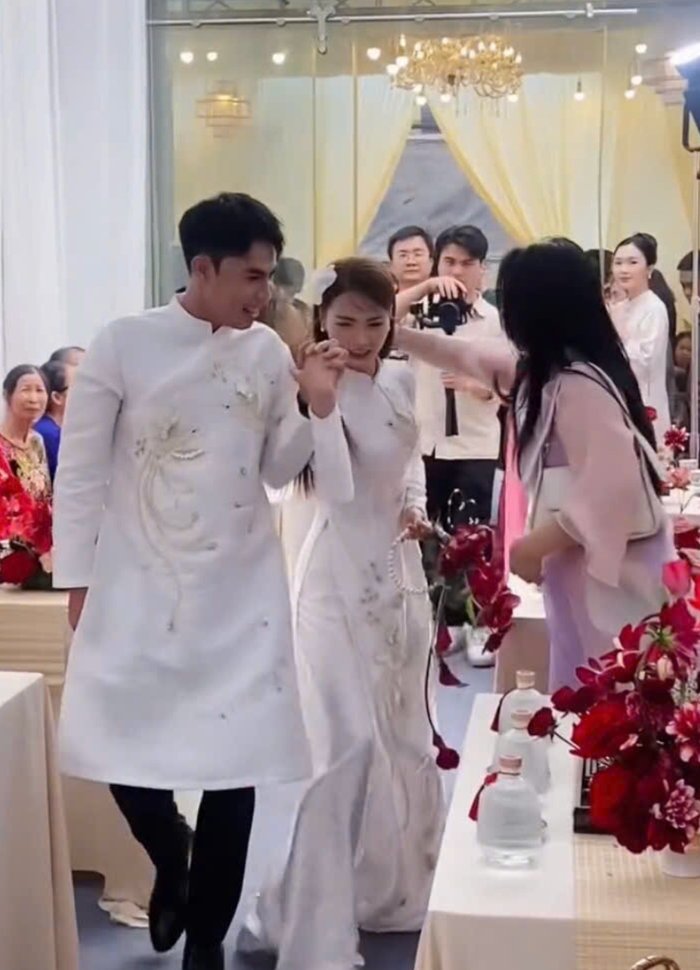 Cầu thủ Đức Huy luôn nắm chặt tay vợ khi làm lễ ăn hỏi. Ảnh: Nguyen Minh Phuong