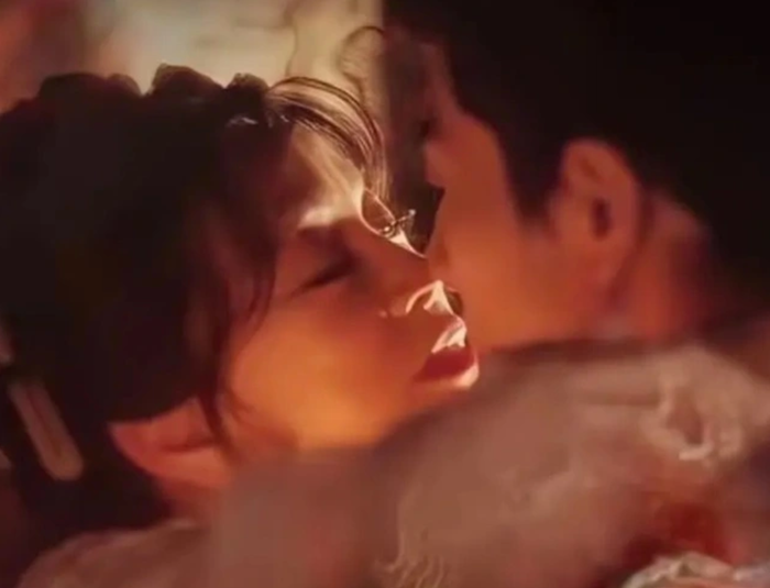 Nữ diễn viên U80 Lưu Hiểu Khánh gây tranh cãi vì cảnh hôn với bạn diễn kém 30 tuổi.