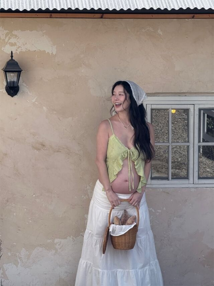 Dù đã bước sang tuần 31 của thai kỳ, Navi vẫn giữ được vóc dáng thon gọn đáng ngưỡng mộ.&nbsp;