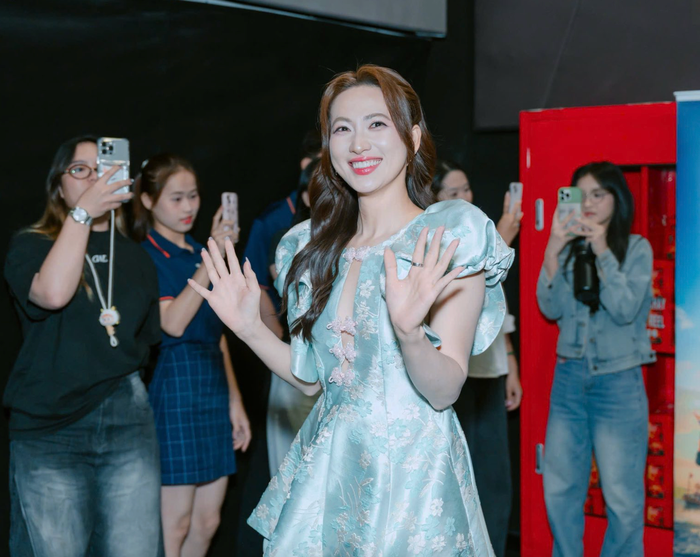 Phương Anh Đào luôn thể hiện nguồn năng lượng tích cực mỗi khi xuất hiện trước khán giả. Ảnh: FBNV