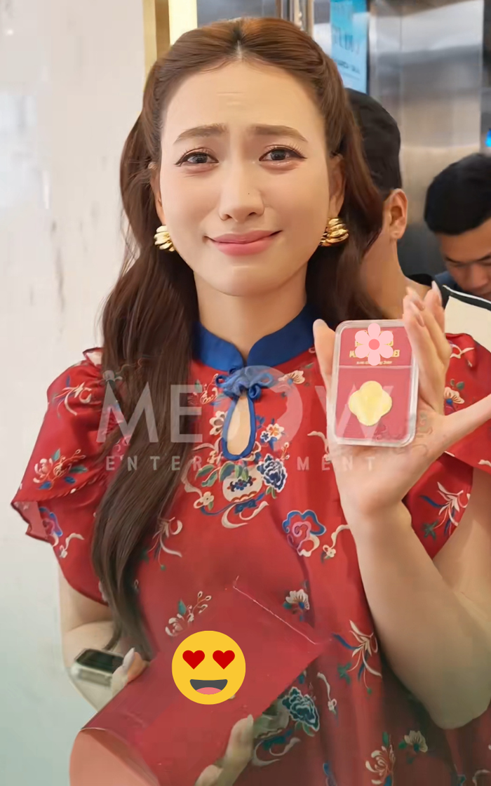 Phương Anh Đào bối rối khi bên trong phong bao lì xì là vàng miếng. Ảnh: meowentertainment