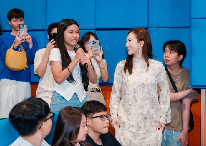 Phương Anh Đào thoải mái đứng gần một khán giả để lắng nghe tâm tư, tình cảm của đối phương khi thực hiện chuyến cinetour nhân dịp đầu năm Bính Ngọ. Ảnh: FBNV