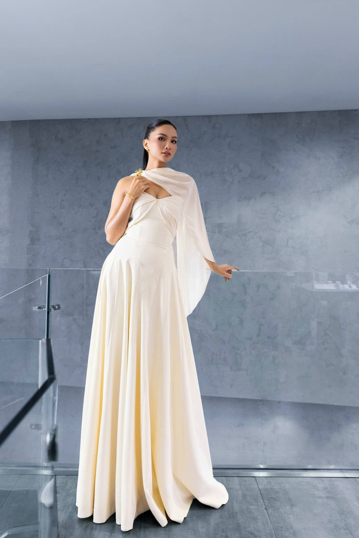 H'Hen Niê chỉ mất một thời gian ngắn để lấy lại vóc dáng thon gọn sau sinh. Ảnh: FBNV