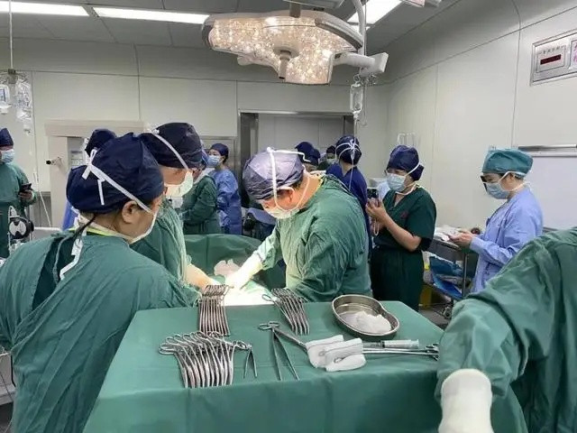 Sản phụ lên cơn đau bụng đẻ, bác sĩ kinh ngạc khi 5 đứa trẻ chào đời cùng lúc Ảnh 1