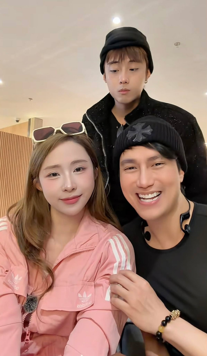 Nghệ sĩ Việt Anh và Quỳnh Nga, Hải Đăng Doo hài hước quay clip theo một đoạn thoại trong phim Tết của Trấn Thành.