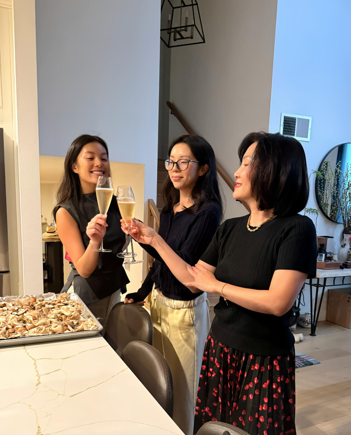 Hồng Đào vui vẻ tận hưởng cuộc sống độc thân, dành nhiều thời gian cho hai con gái. Ảnh: FBNV