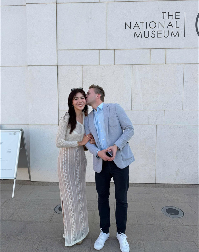 Minh Tú và chồng xuất ngoại, đi du lịch dịp đầu năm.