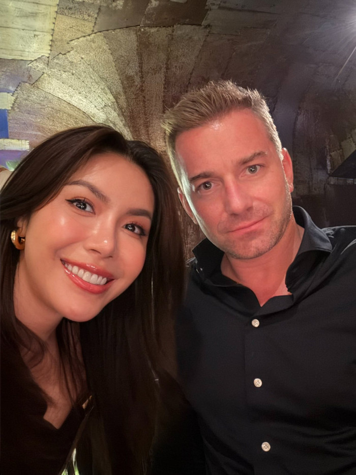 Minh Tú cho biết giữa cô và chồng từng có lúc mâu thuẫn vì khác biệt văn hóa, môi trường sống. Nhưng sau cùng, cả hai đã thấu hiểu và ngày càng gắn bó.&nbsp;