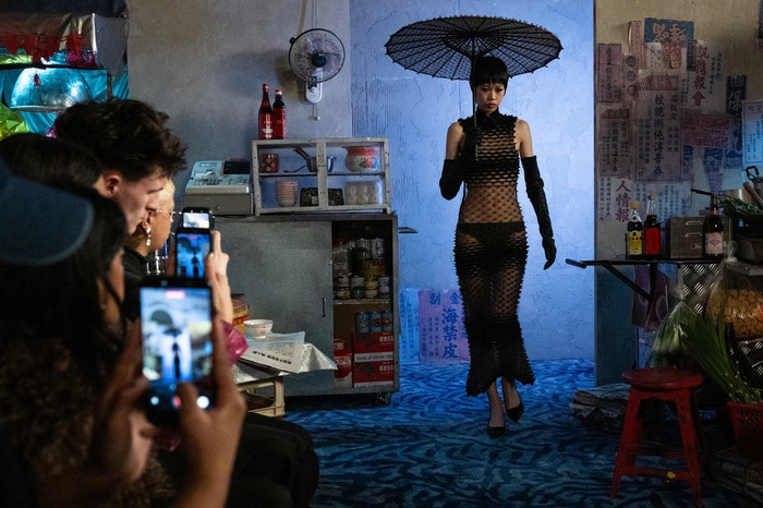 Sự dịch chuyển khỏi những sàn diễn catwalk truyền thống cũng phản ánh thực tế kinh tế khó khăn và nhu cầu tiết kiệm chi phí của các thương hiệu độc lập. Ảnh: CNN