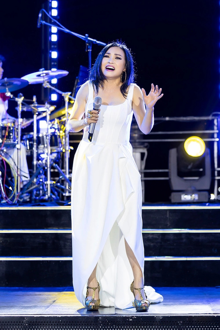 Nữ ca sĩ Việt hát chay khi đi lễ chùa đầu năm, phản ứng người dân xung quanh gây xôn xao Ảnh 4