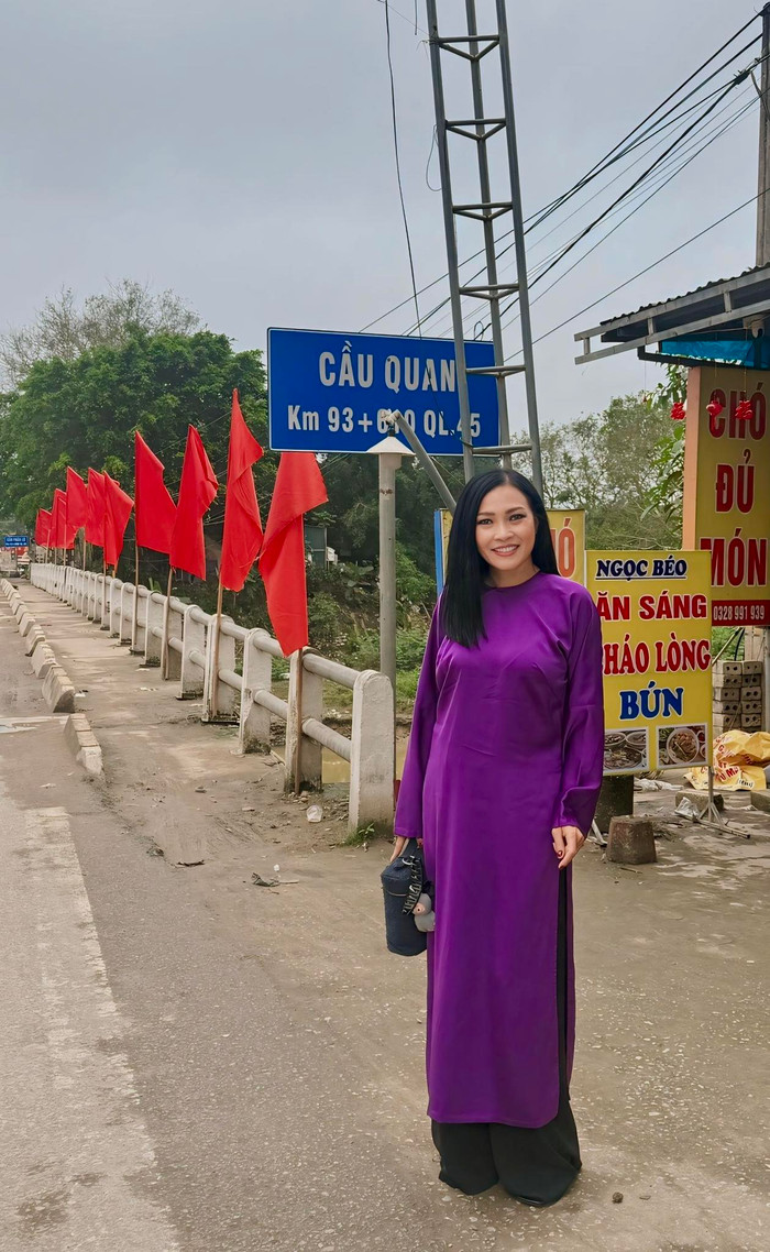 Nữ ca sĩ Việt hát chay khi đi lễ chùa đầu năm, phản ứng người dân xung quanh gây xôn xao Ảnh 1