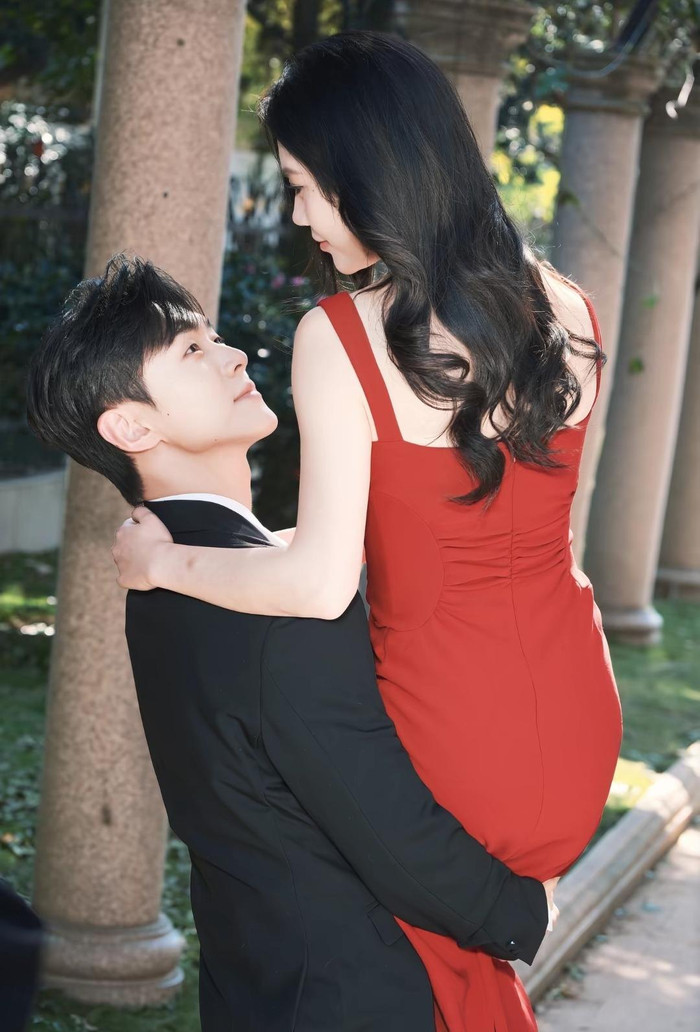 Thuộc thể loại ngôn tình trọng sinh, Chưởng Thượng Hồng Quần kể về hành trình làm lại cuộc đời của nữ chính khi có cơ hội quay ngược thời gian. Phim nhấn mạnh khát vọng thay đổi số phận, lấy lại những gì đã mất và tìm kiếm tình yêu trong bối cảnh vừa lãng mạn vừa mang màu sắc báo thù nhẹ.