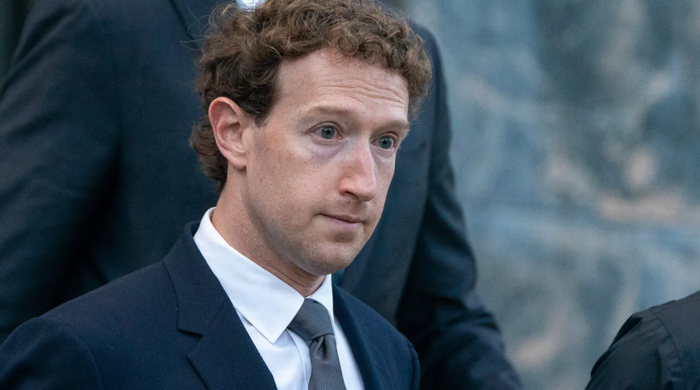 Mark Zuckerberg, giám đốc điều hành của Meta Platforms rời Tòa án Tối cao Los Angeles, vào 18/2/2026. Ảnh: CNBC