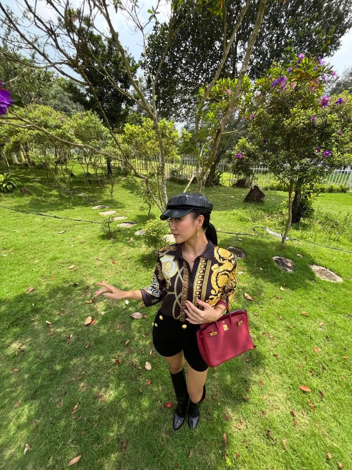 Văn Mai Hương thu hút mọi ánh nhìn với chiếc túi xách trị giá khoảng 700 triệu đồng. Ảnh: FBNV