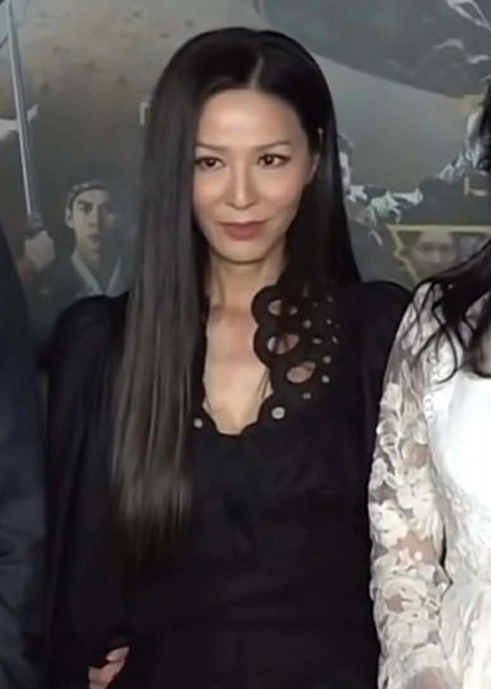 Nữ ca sĩ hết thời đi hát quán rượu kiếm sống, từng là mỹ nhân nóng bỏng nhất nhì showbiz Ảnh 7