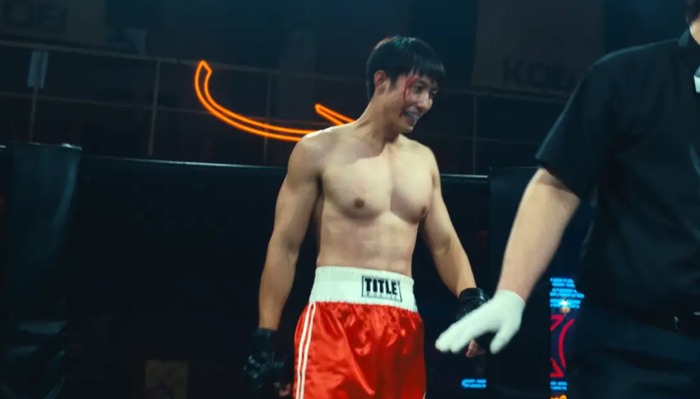 Phim mở đầu kịch tính với cảnh võ đài tại Nhật Bản trước khi quay về bối cảnh năm 1996