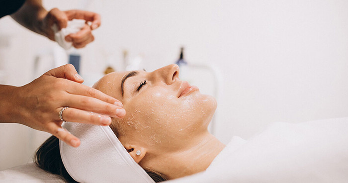 Các chuyên gia da liễu khẳng định độ ẩm không khí cao không đồng nghĩa với việc làn da được cấp đủ nước.