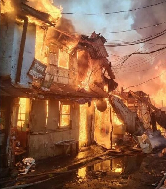 Phát hiện vợ ngoại tình, người đàn ông phóng hỏa khiến 300 ngôi nhà bị cháy Ảnh 2