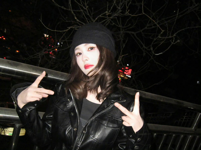 Trong loạt ảnh được lan truyền, Bạch Lộc lựa chọn trang phục tông đen làm chủ đạo.&nbsp;