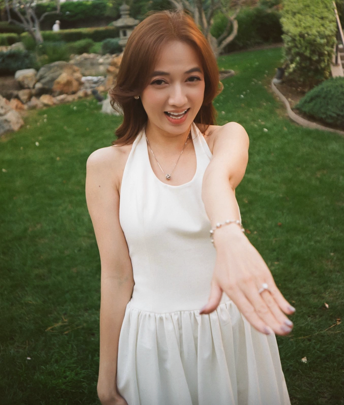 Xuân Nghi được bạn trai cầu hôn sau một thời gian hẹn hò. Ảnh: FBNV