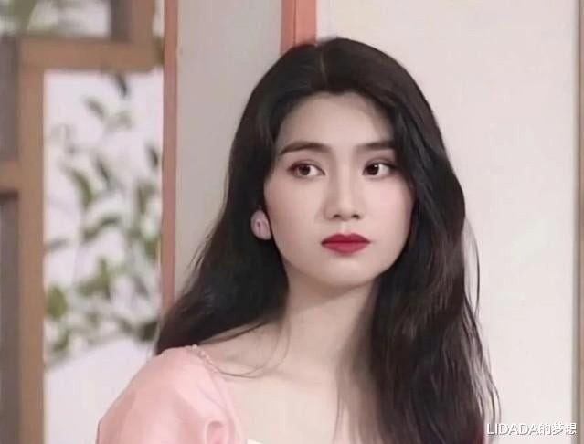 Mỹ nhân một thời của showbiz đi hát kiếm tiền, mặc đồ mỏng manh giữa trời lạnh giá gây xót xa Ảnh 2