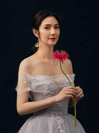 Mỹ nhân một thời của showbiz đi hát kiếm tiền, mặc đồ mỏng manh giữa trời lạnh giá gây xót xa Ảnh 1