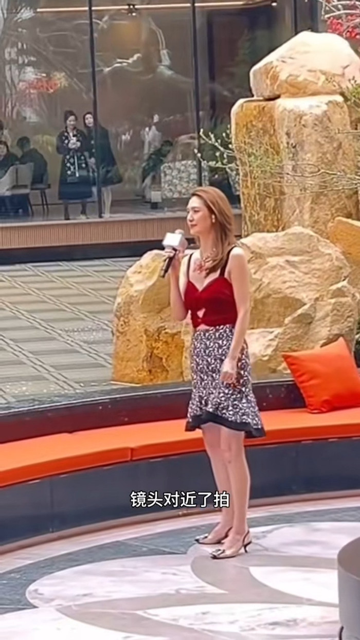 Mỹ nhân một thời của showbiz đi hát kiếm tiền, mặc đồ mỏng manh giữa trời lạnh giá gây xót xa Ảnh 4