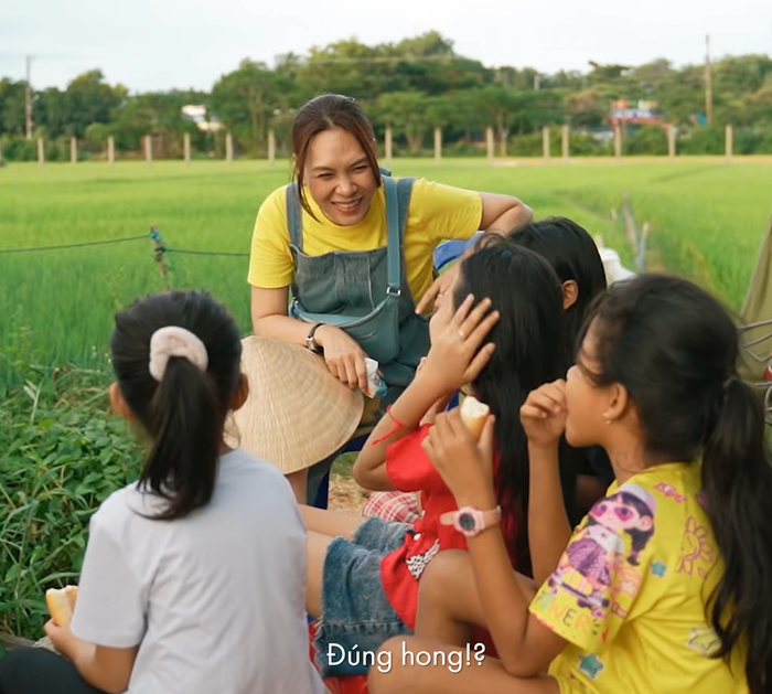 Mỹ Tâm vui vẻ trò chuyện với những em nhỏ khi đến Tri Tôn (An Giang) làm phim điện ảnh. Ảnh chụp màn hình