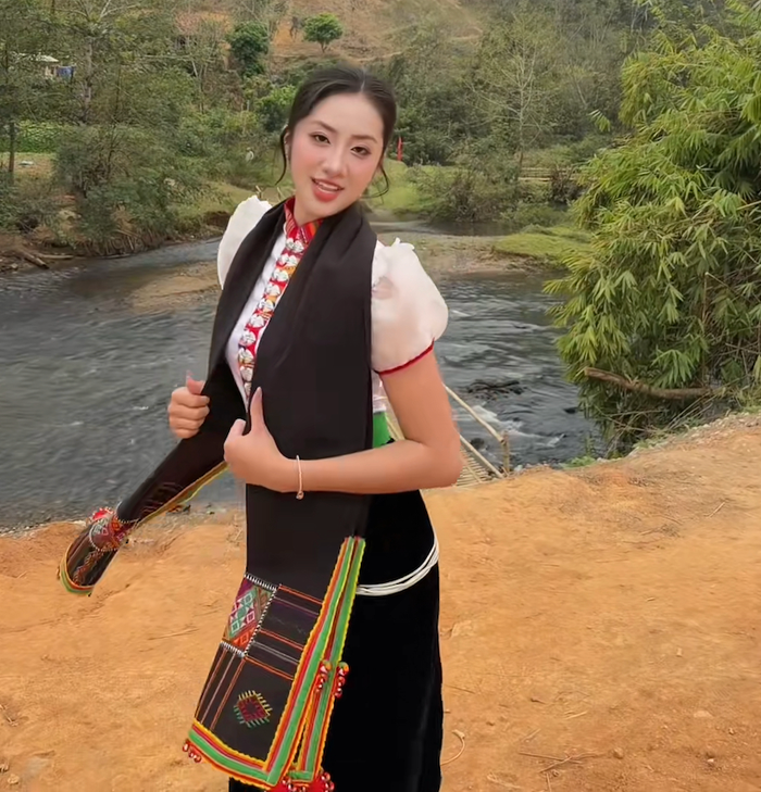 Hà Trúc Linh vui vẻ nhảy múa khi diện trang phục dân tộc Thái. Ảnh chụp màn hình