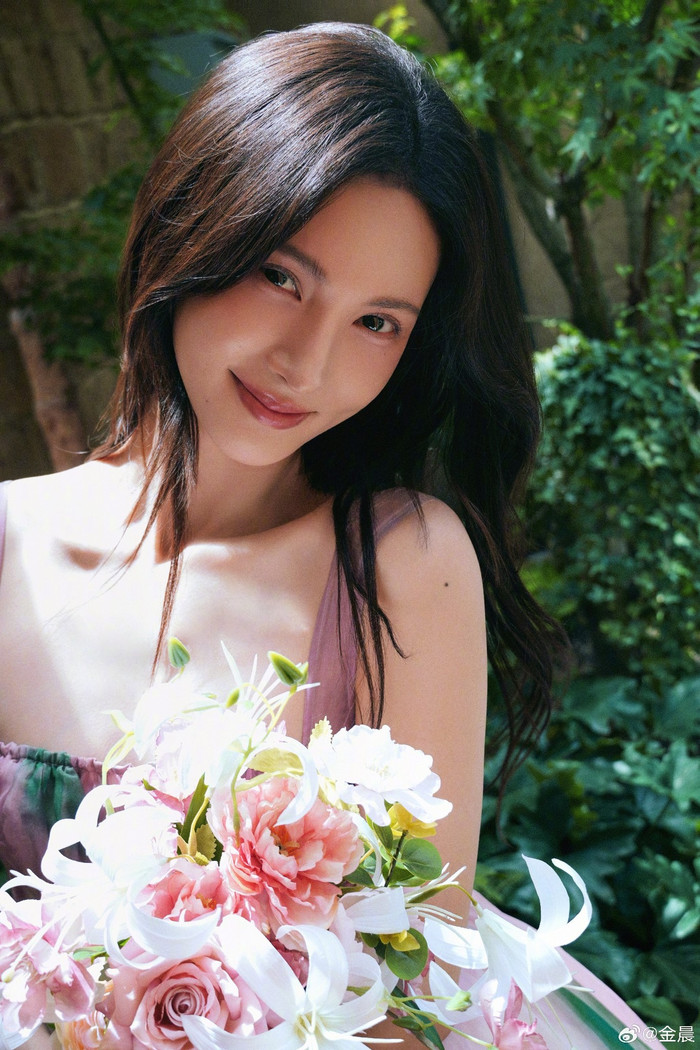 Kim Thần gây chú ý nhờ các dự án mới và tần suất xuất hiện đều đặn trên truyền thông. - Ảnh: Weibo