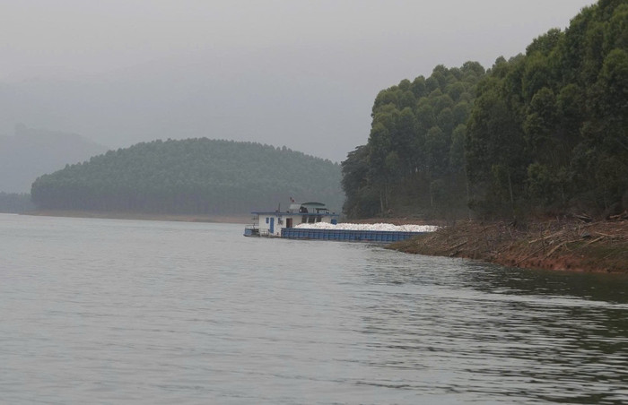 Phương tiện tàu chở đá gây tai nạn. Ảnh: Bộ Công an