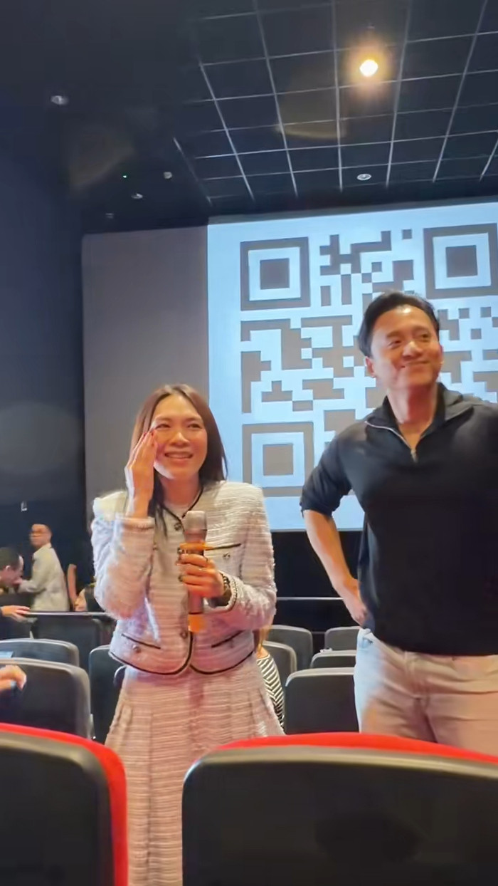 Mỹ Tâm ngại ngùng khi nhận được những tràng pháo tay khen ngợi từ người thân sau buổi chiếu phim Tài.