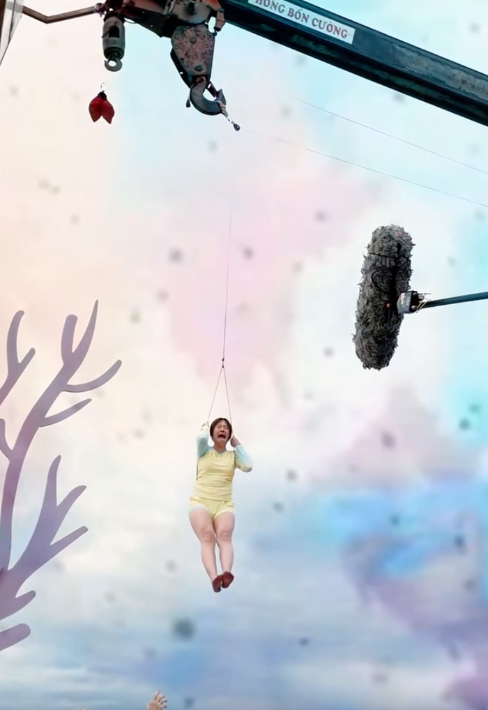 Uyển Ân cho thấy nỗi sợ độ cao khiến khán giả ngay lập tức nhớ đến Trấn Thành (Ảnh: Chụp màn hình).