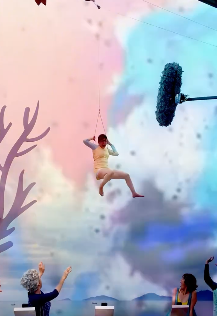 Uyển Ân trong một phân cảnh phải treo người ở trên cao (Ảnh: Chụp màn hình).