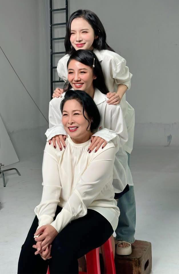 Trong Thỏ Ơi!!, NSND Hồng Vân vào vai Hải Liên - người mẹ đã khuất của hai chị em Hải Linh và Hải Lan (Ảnh: FBNV).