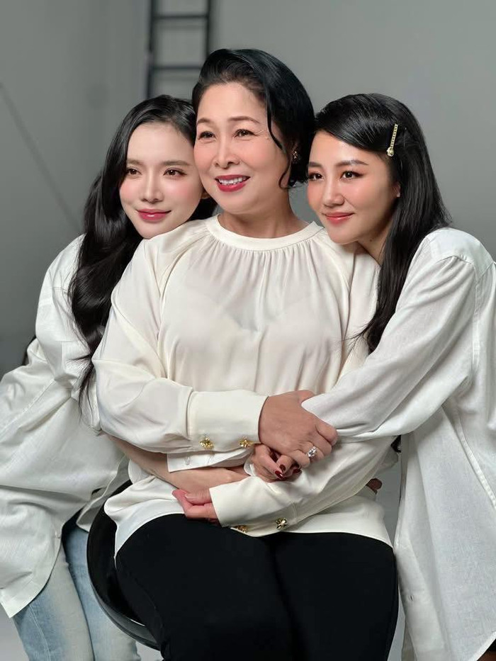 Trấn Thành đăng tải bài viết kèm loạt ảnh của NSND Hồng Vân bên Lyly và Văn Mai Hương (Ảnh: FBNV).