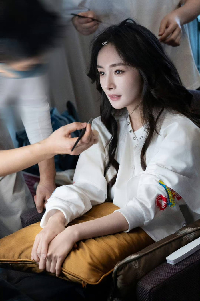 Trong khi đó, Dương Mịch lại có khoảnh khắc bị lạnh nhạt (Ảnh: Weibo).