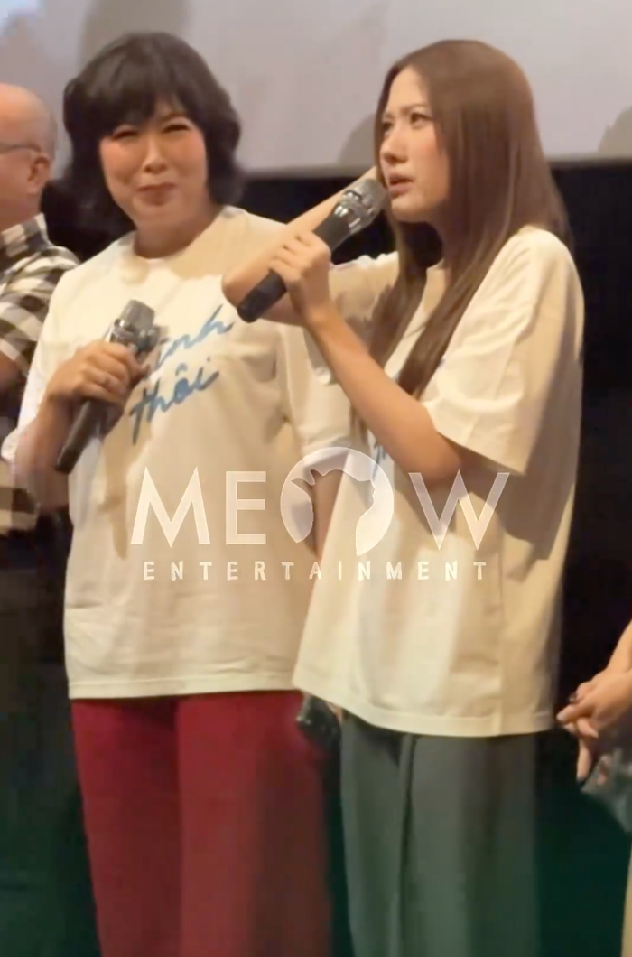 Uyển Ân và NSND Hồng Vân tại buổi cinetour phim Nhà Mình Đi Thôi (Ảnh: Chụp màn hình Meow Entertainment).