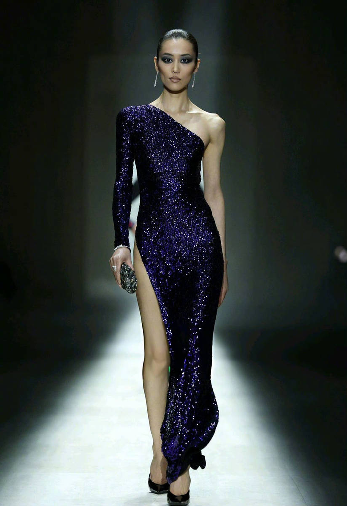 Lưu Văn thể hiện sự chuyên nghiệp khi trình diễn bộ váy cắt xẻ tới tận hông ở sàn runway. Ảnh: Sohu