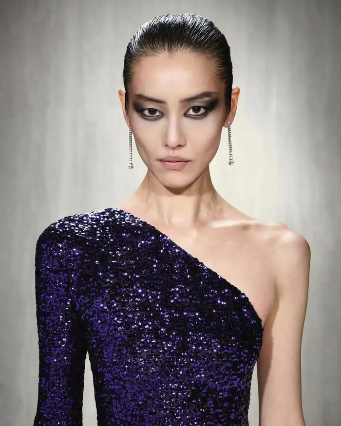 Lưu Văn diện váy lệch vai, trang điểm nhấn vào đôi mắt. Ảnh: Sohu