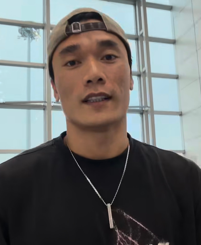 Sau khi chính thức phải nghỉ hết mùa giải 2025/2026 vì chấn thương đứt dây chằng, thủ môn Bùi Tiến Dũng đã cùng vợ Dianka và con trai Danil sang Estonia để đoàn tụ cùng gia đình bên ngoại.