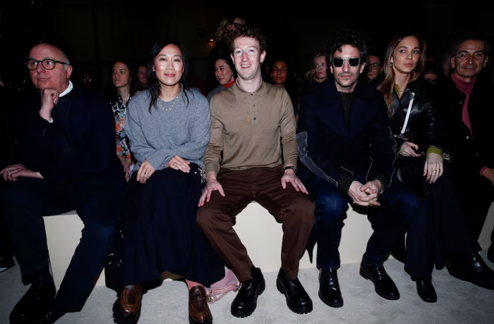 Mark Zuckerberg tham dự buổi trình diễn bộ sưu tập của Prada diễn ra mới đây tại Tuần lễ Thời trang Milan. Ảnh: Reuters