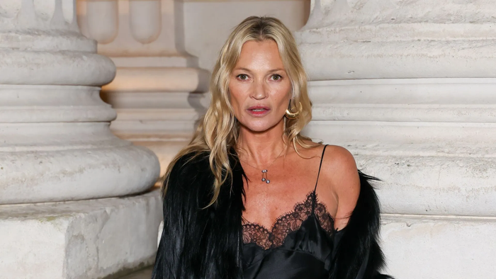 Kate Moss nỗ lực làm đẹp, ăn diện trẻ trung ở độ tuổi 52. Ảnh: Pierre Suu /Getty Images
